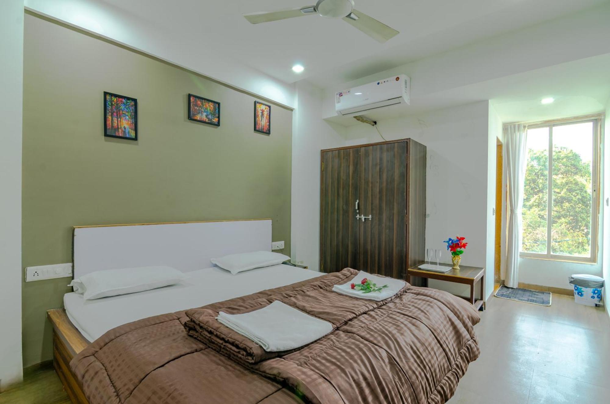 White House Beach Resort, Nagaon Bagian luar foto