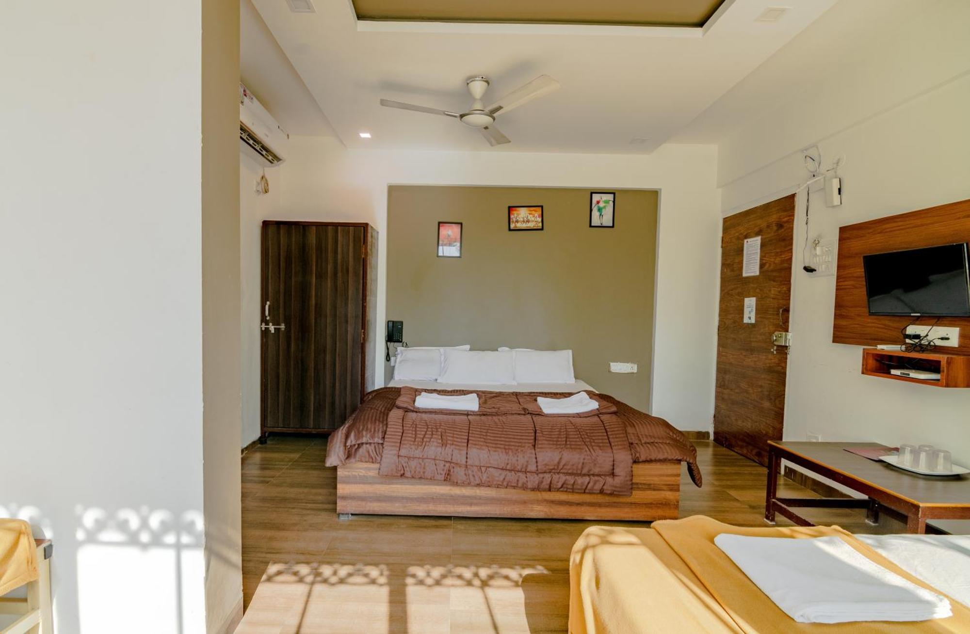 White House Beach Resort, Nagaon Bagian luar foto