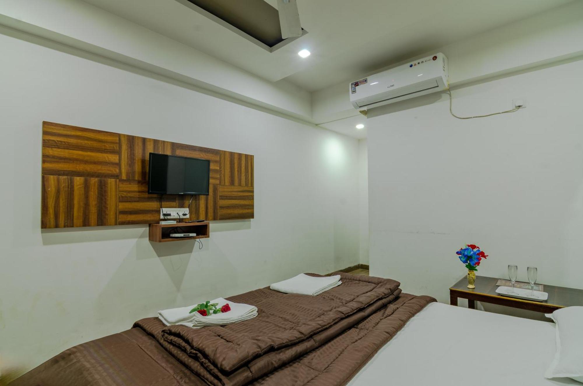 White House Beach Resort, Nagaon Bagian luar foto