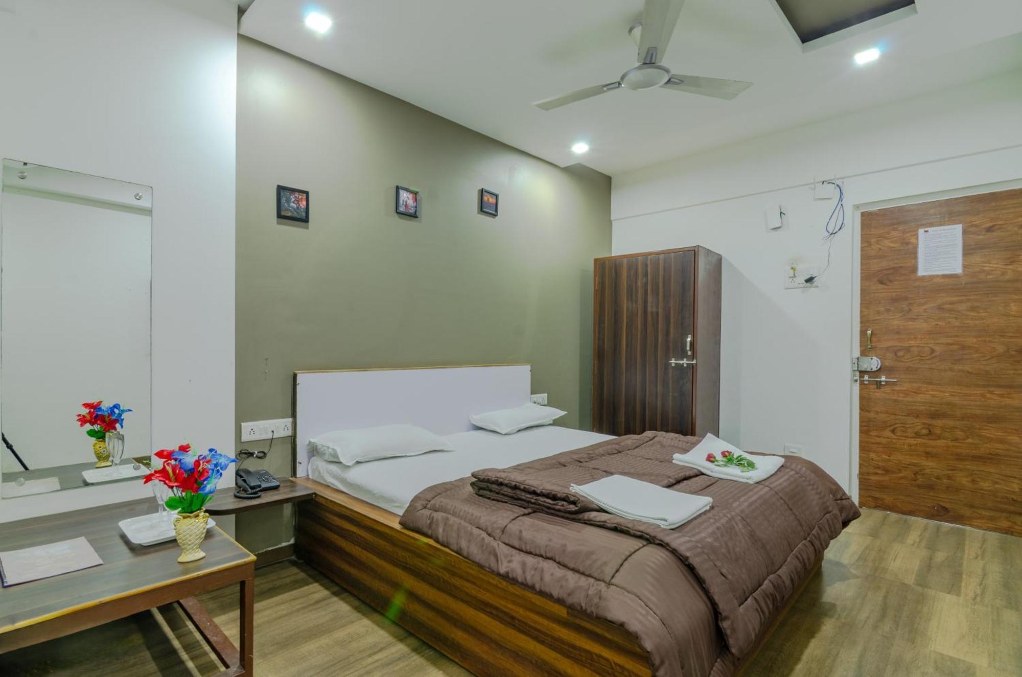 White House Beach Resort, Nagaon Bagian luar foto