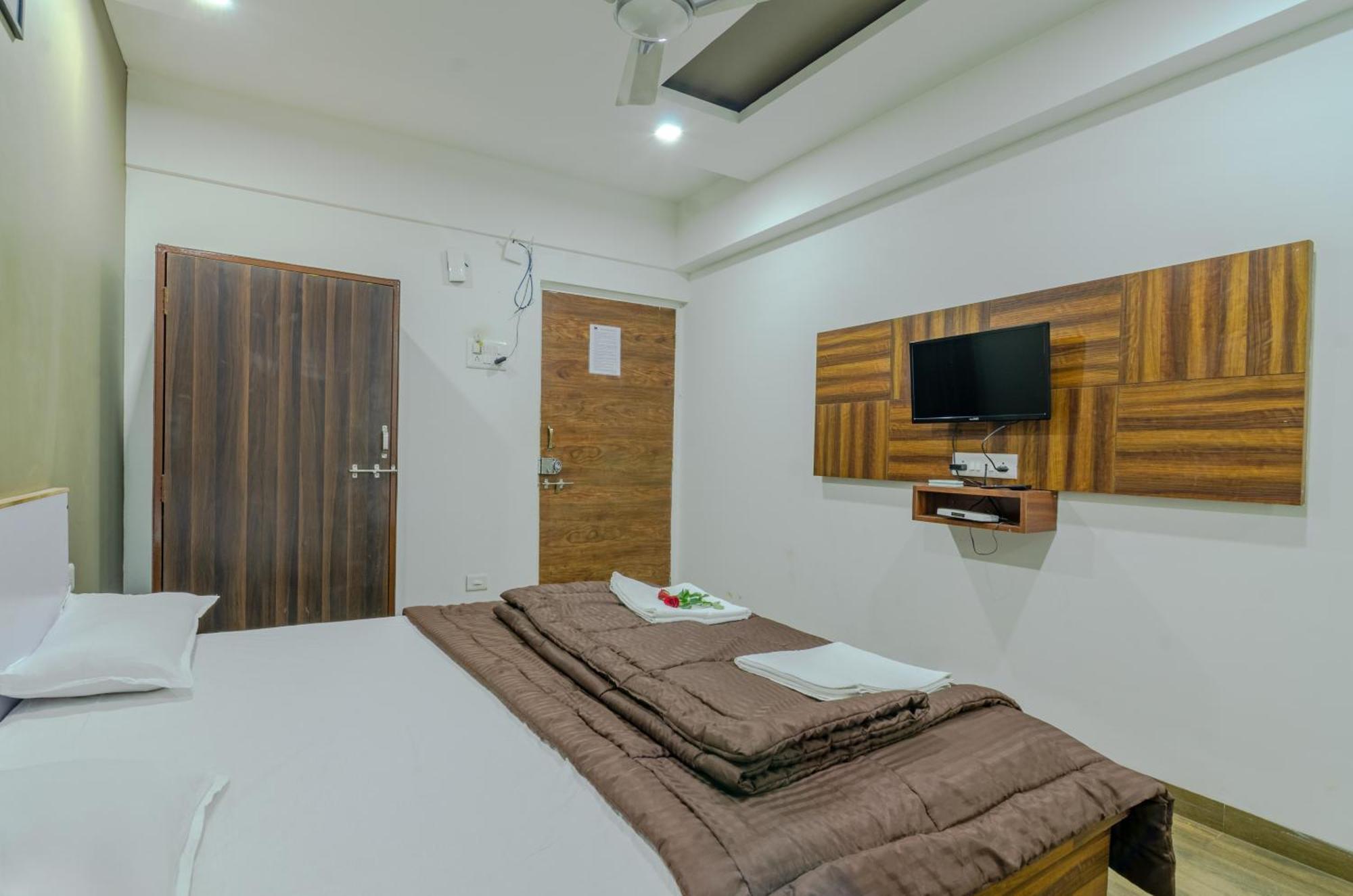 White House Beach Resort, Nagaon Bagian luar foto