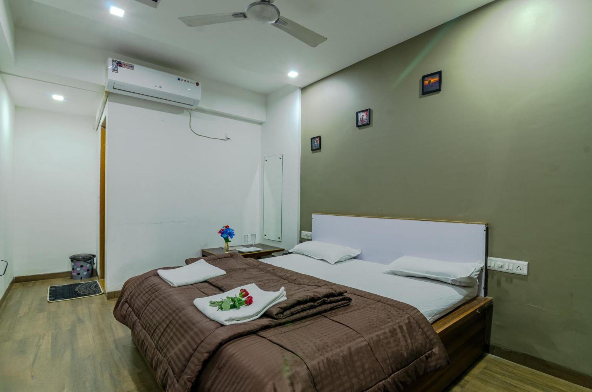 White House Beach Resort, Nagaon Bagian luar foto
