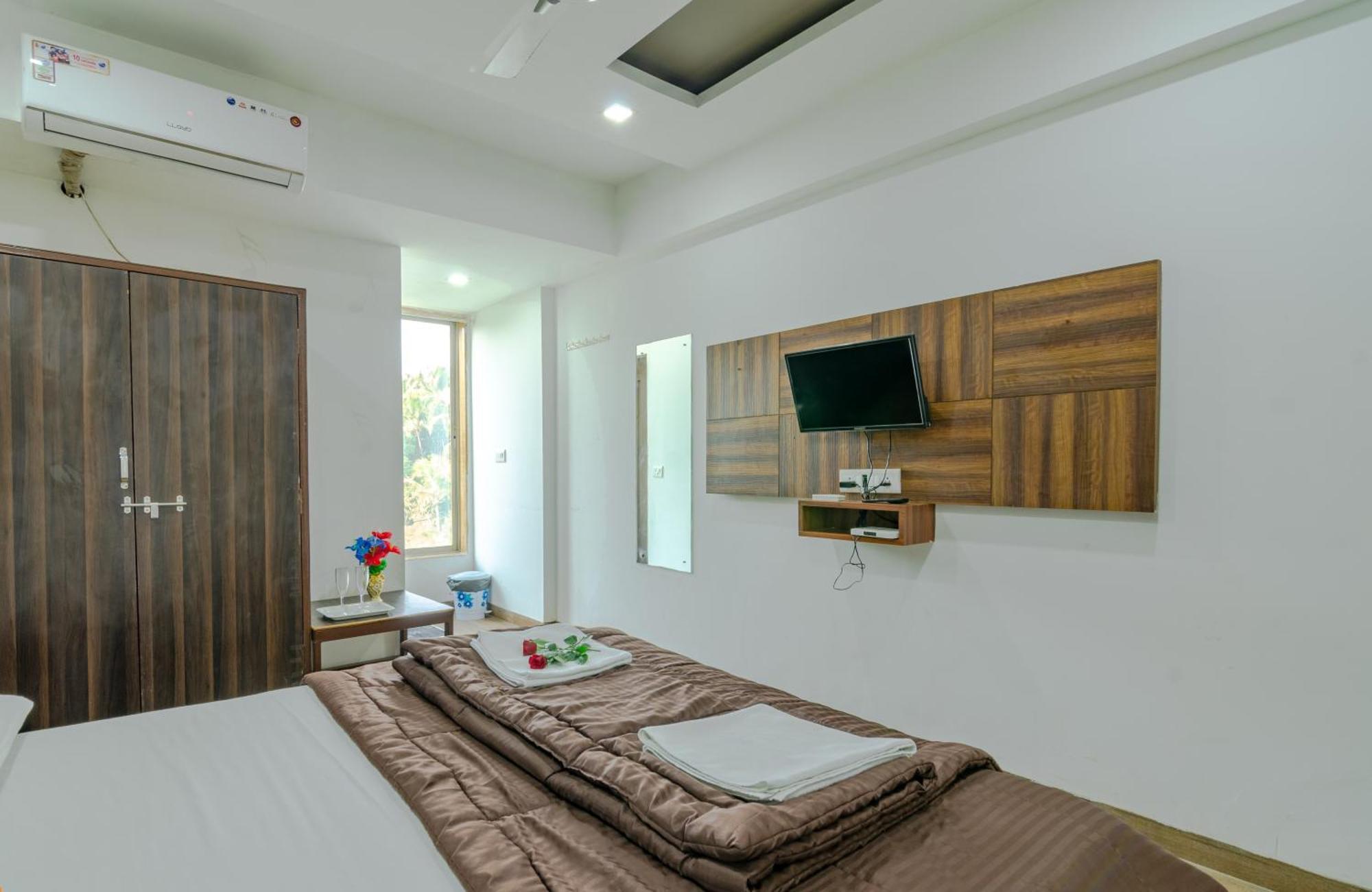 White House Beach Resort, Nagaon Bagian luar foto