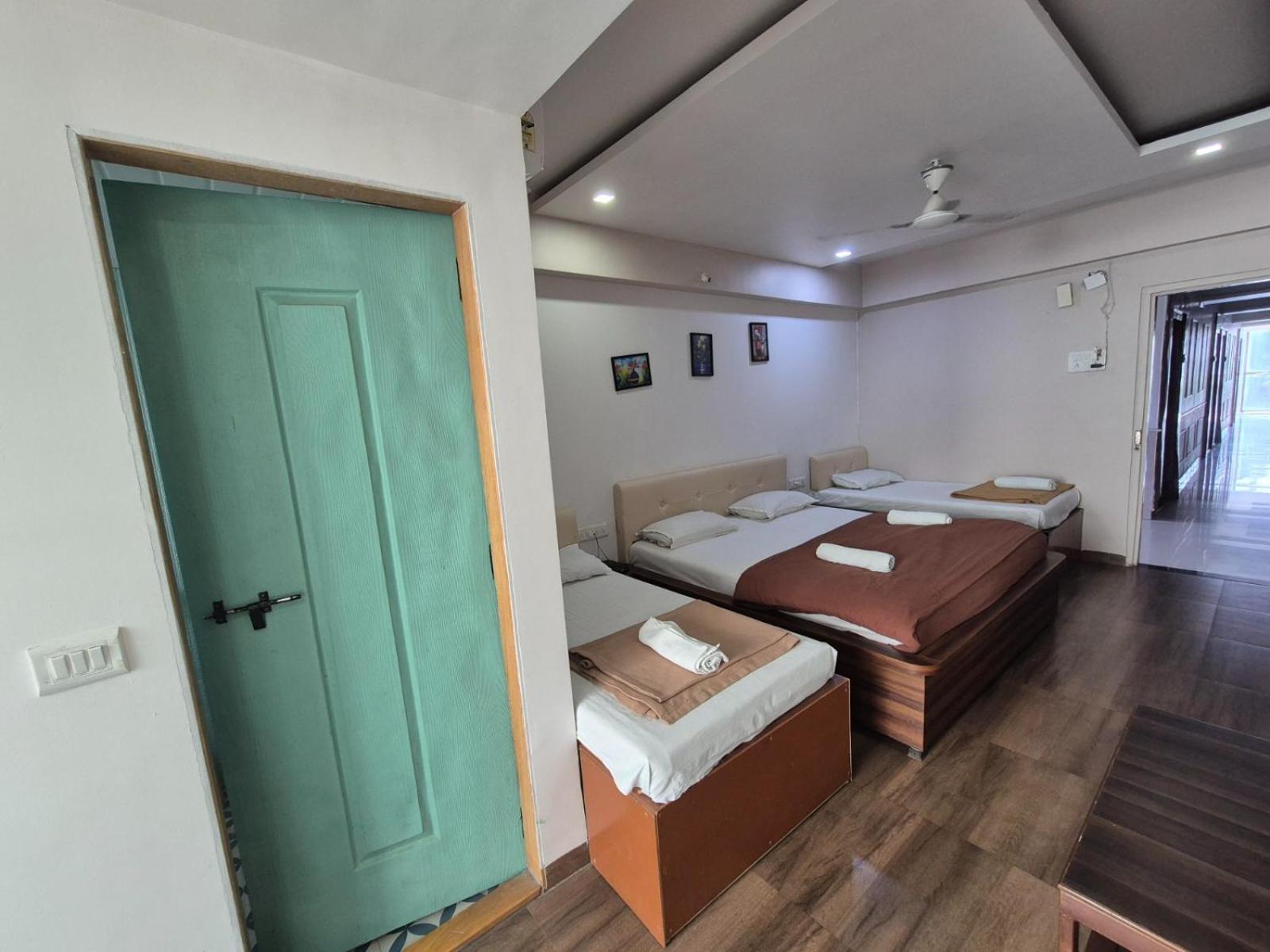 White House Beach Resort, Nagaon Bagian luar foto