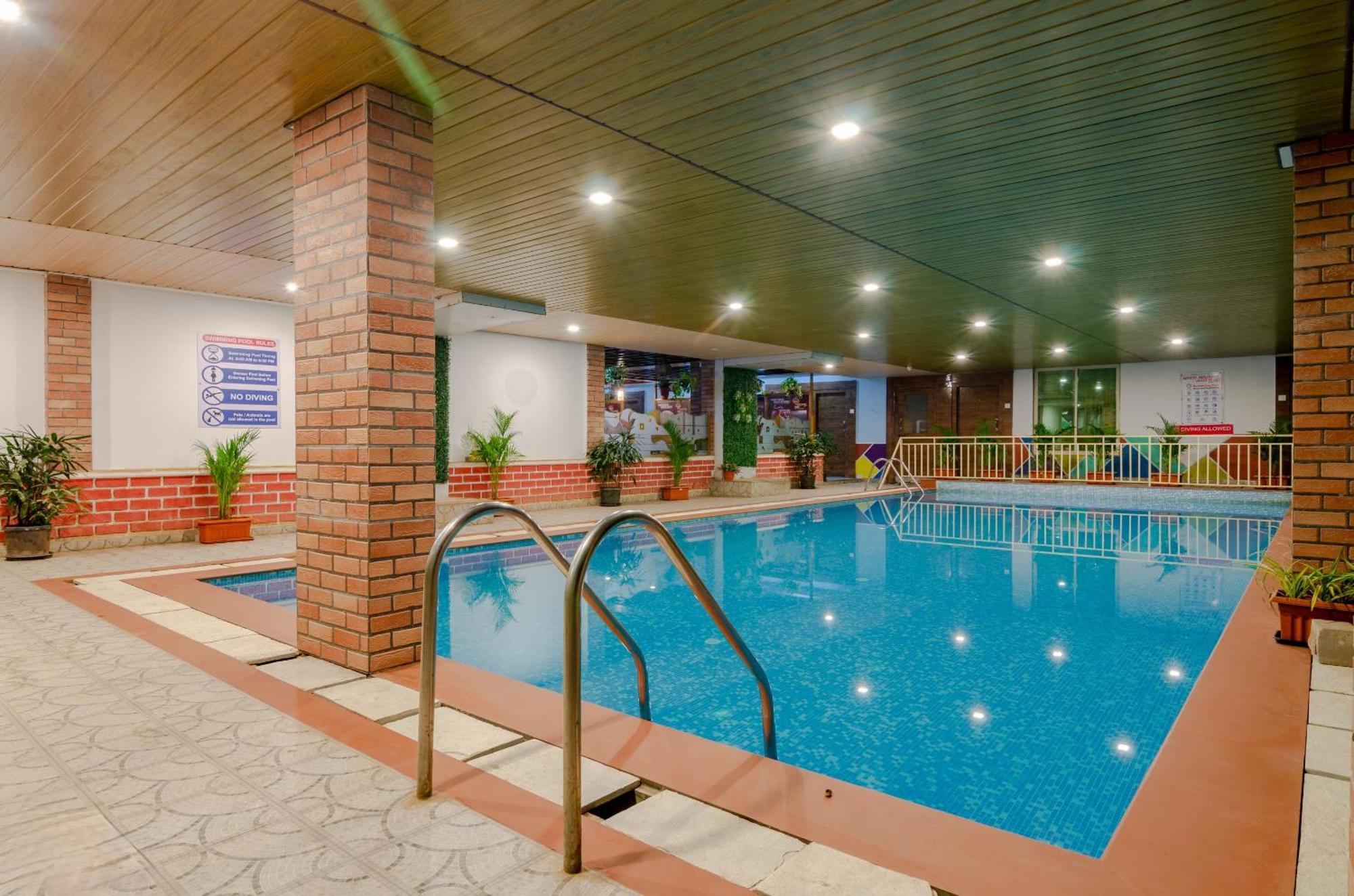 White House Beach Resort, Nagaon Bagian luar foto