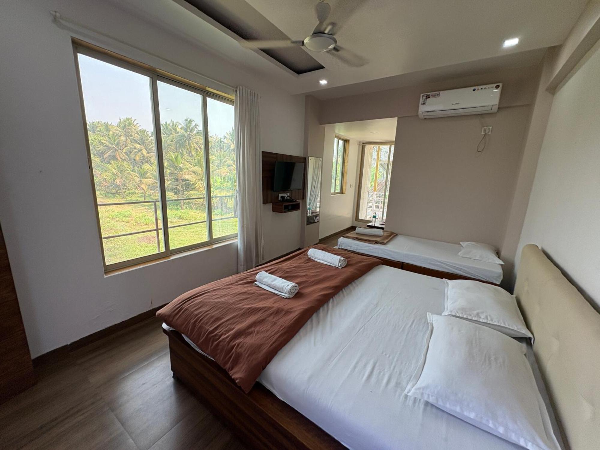 White House Beach Resort, Nagaon Bagian luar foto
